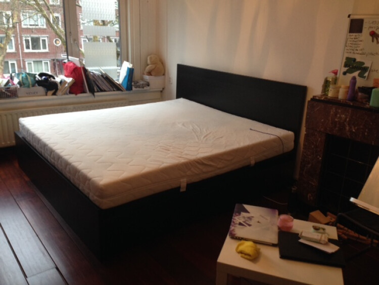 kamer met groot raam! 
Vloer is nieuw!!