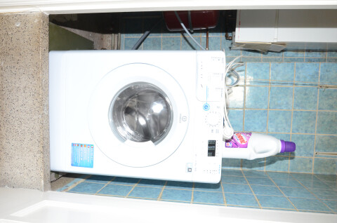 De wasmachine. Er is ook een droger