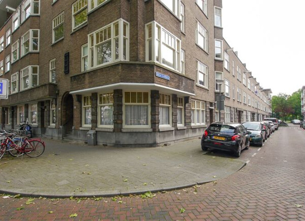 Op de kop van het complex begane grond