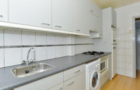 Keuken met vaatwasser, wasmachine, magnetron, koel-vriescombinatie