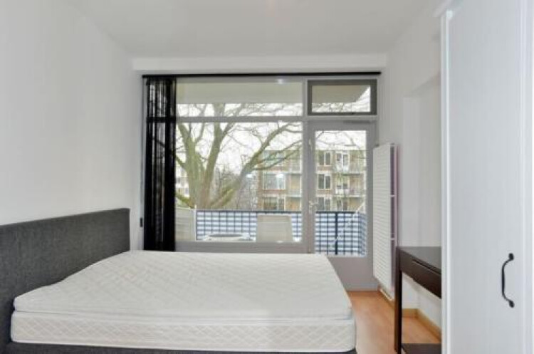 Slaapkamer 1, met twee persoonsbed en eigen balkon