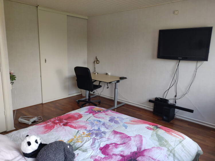 Dit is de beschikbare kamer
In hoogte verstelbare bureau blijft achter