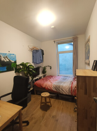 Ruime kamer met raam