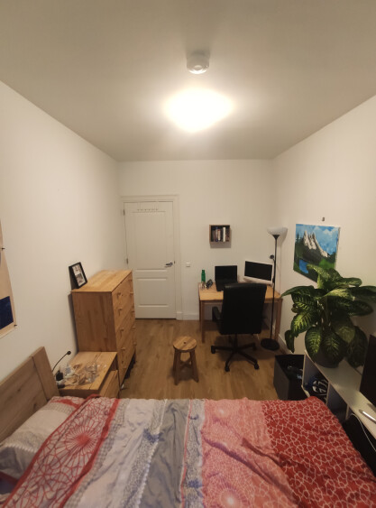 Bewegingsruimte over naast bed, kast, bureau